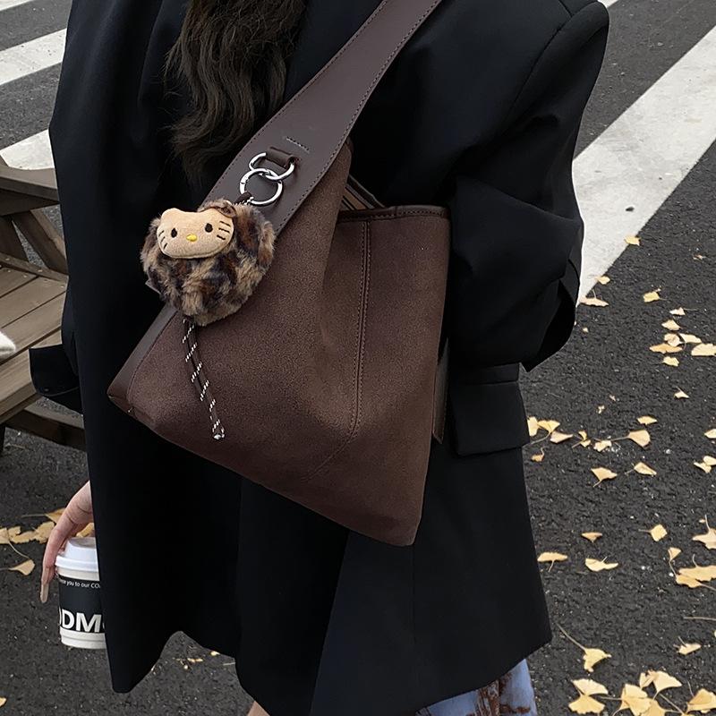 Commuter retro matte bag women's 2025 new pendant versatile tote bag fashion shoulder underarm bucket bag