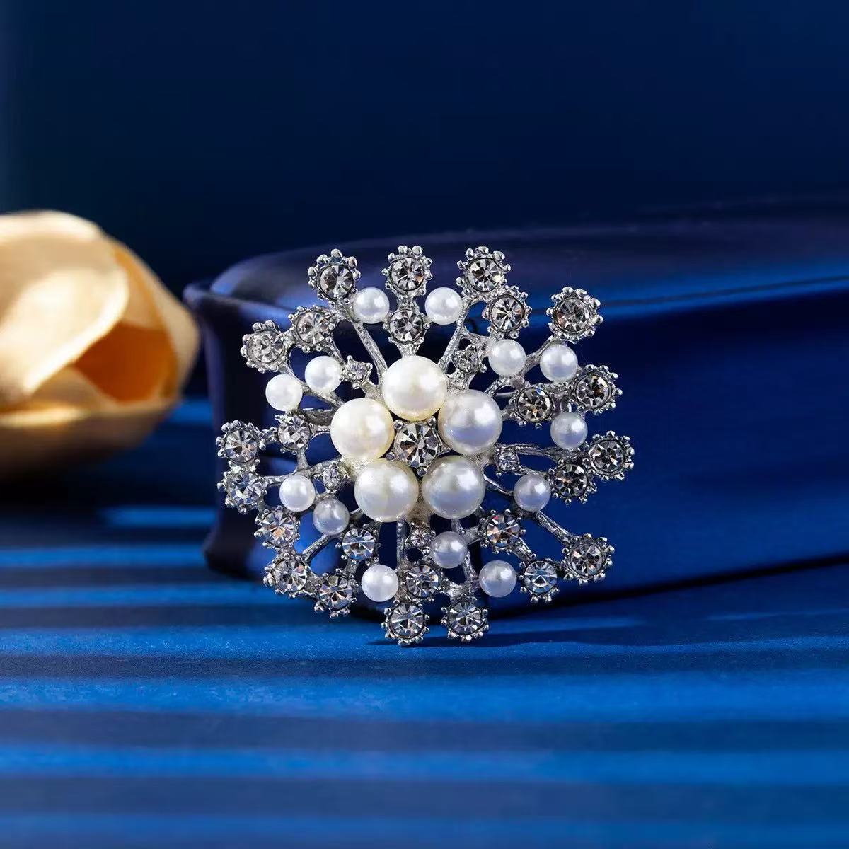 

Large Rhinestone Pearl Snowflake Brooches Christmas Snow Brooch Crystal Pin Women Fashion Jewelry 1PCS слонова кістка