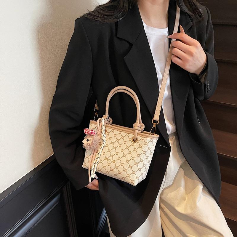 Retro portable small bag women's spring new popular versatile shoulder messenger bag commuter bucket bag