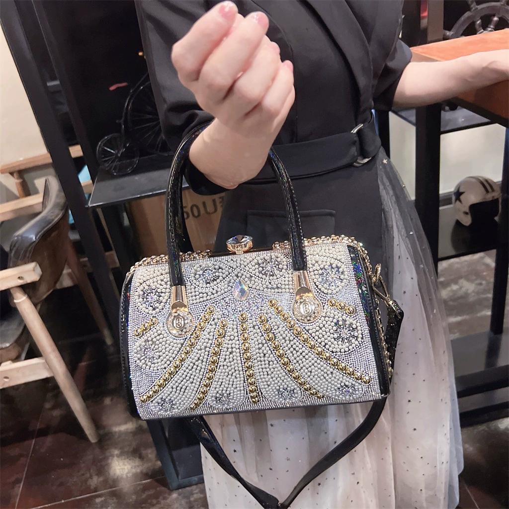Bolso bandolera de un solo hombro con tachuelas de diamantes de moda nuevo de 2024