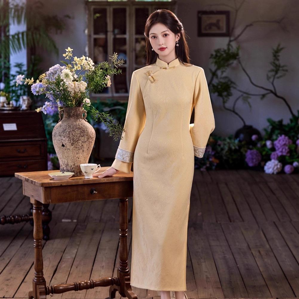 1011 autumn new cheongsam high-end national style yellow women's cheongsam cuffs heavy industry embroidery improved long cheongsam