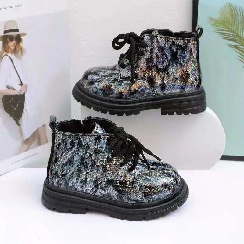 

Детские осенние ботинки 2024 года, новые ботильоны для девочек на глянцевой платформе, модные детские повседневные нескользящие короткие ботинки из искусственной кожи с круглым носком 21 чёрный