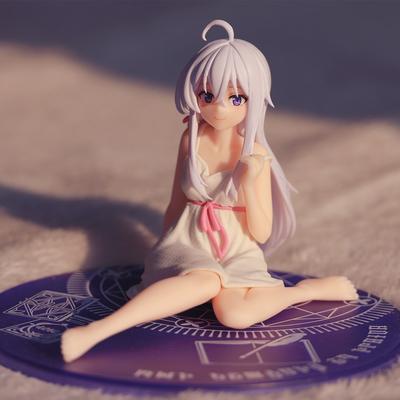 Neuer Anime Die wandernde Hexe: Die Reise Elaina Figur PVC Pyjama sitzende Haltung Modell Spielzeug Computer zentrale Steuerung Anhänger