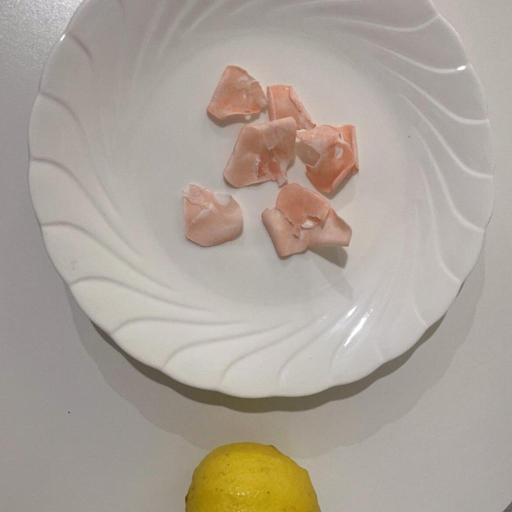 Elegant White Ceramic Sunflower Plate for Hot and Cold Dishes