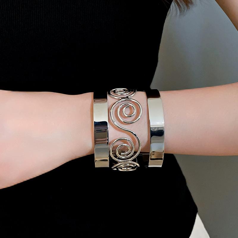Bransoletka z otwartym zakończeniem z metalowym wzorem Europejska i amerykańska spersonalizowana bransoletka z motywem zimnego temperamentu Dzika bransoletka dla kobiet