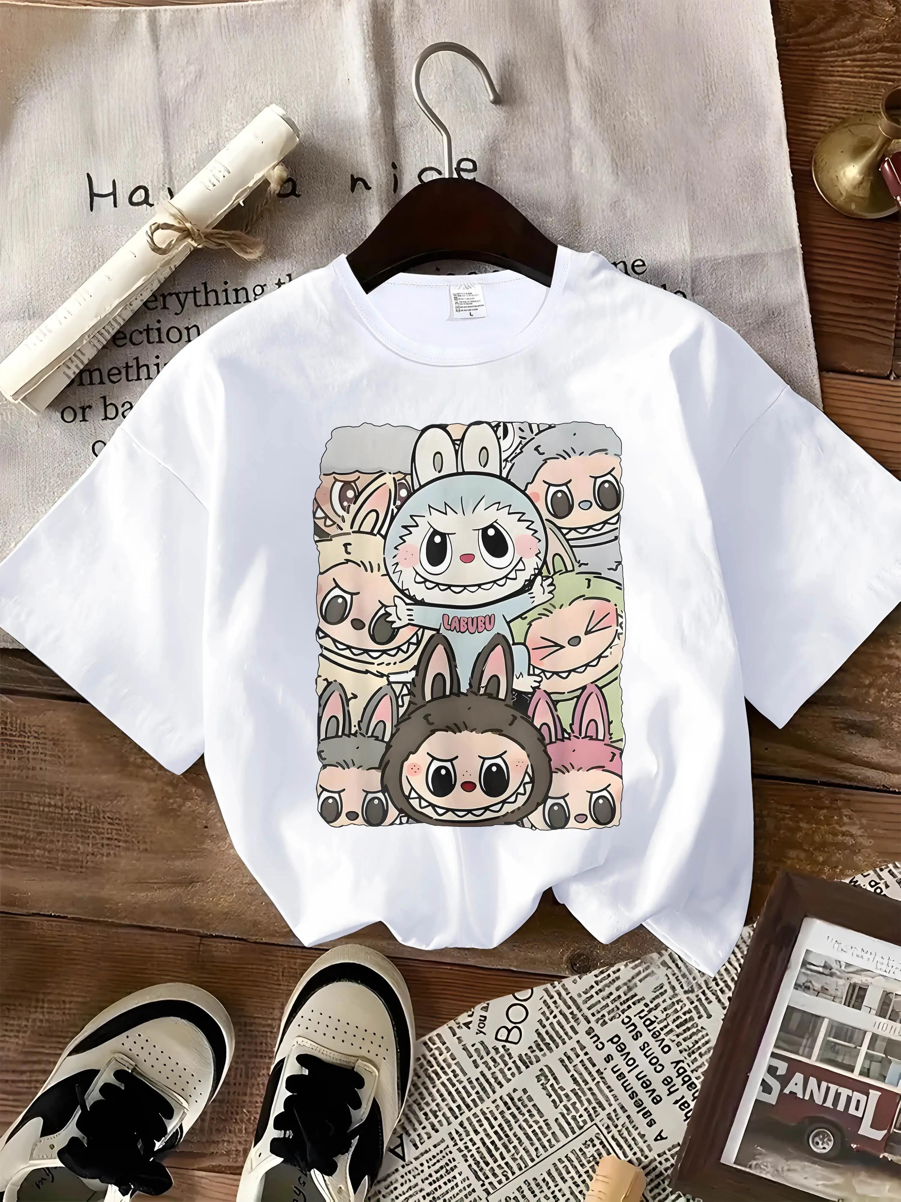 

Милая футболка с дизайном Лабубу в классической позе подходит для женской повседневной спортивной одежды, идеально подходит для всех сезонов. XXXXXL белый