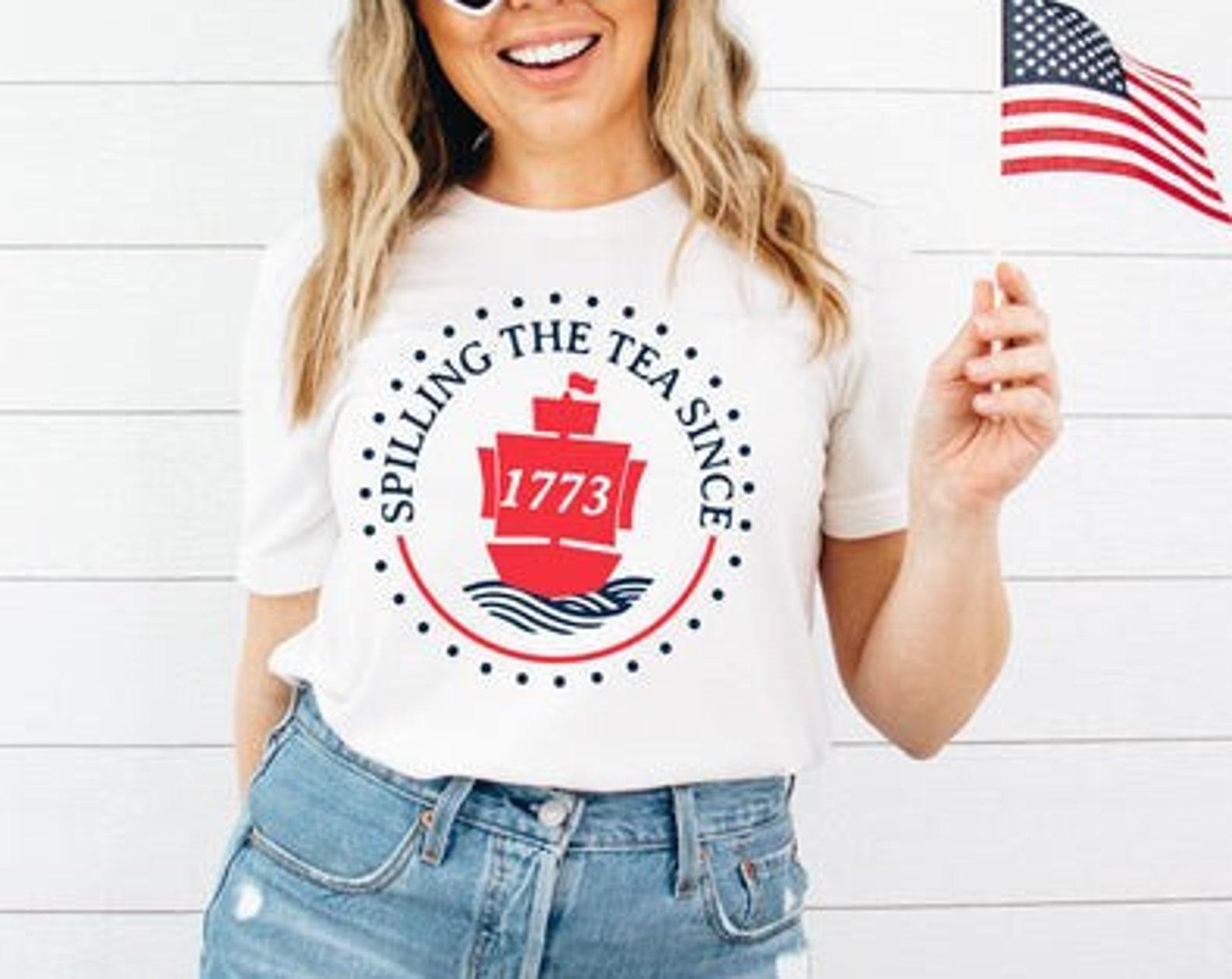 Spilling Tea Since 1773 | White Classic Crew | T-Shirt 3XL