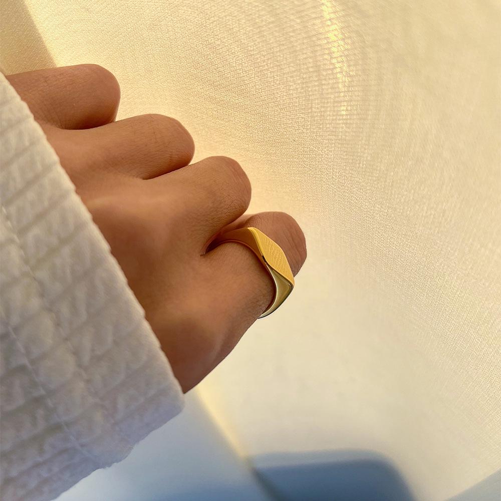 Evropsko-americký zlatý titanový ocelový retro prsten pro pár s nepravidelným kosočtvercovým designem pro ženy