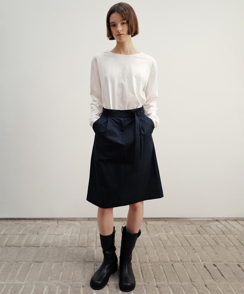 ANDNEEDS Button Belted Skirt (Dark Navy)