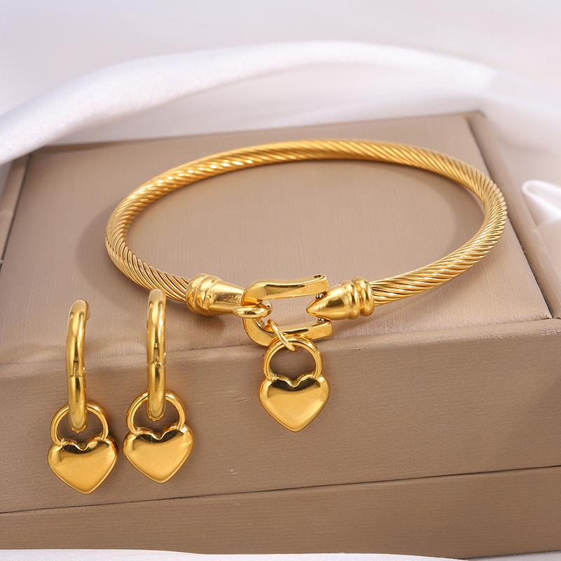 Titanium Steel Bracelet - Horse Hoof Heart-shaped Lock Bracelet for Girls, 8K Genuine Gold Electroplated Open-ended Bracelet
