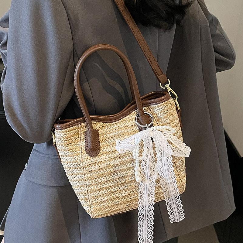 2025 New Niche Design Contrasting Colors Straw Hand-held Bucket Bag Leisure Commuting Vacation Wind Messenger Beach Bag Women