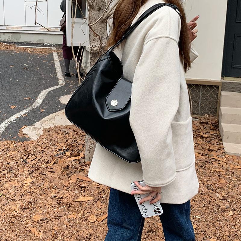 Retro oil wax leather niche design women's bag autumn and winter new versatile single shoulder large capacity messenger bag