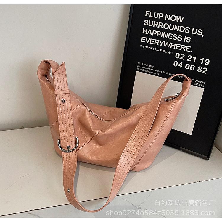 

Large capacity bag women 2025 new retro niche design shoulder messenger bag fashion commuter dumpling bag розовый
