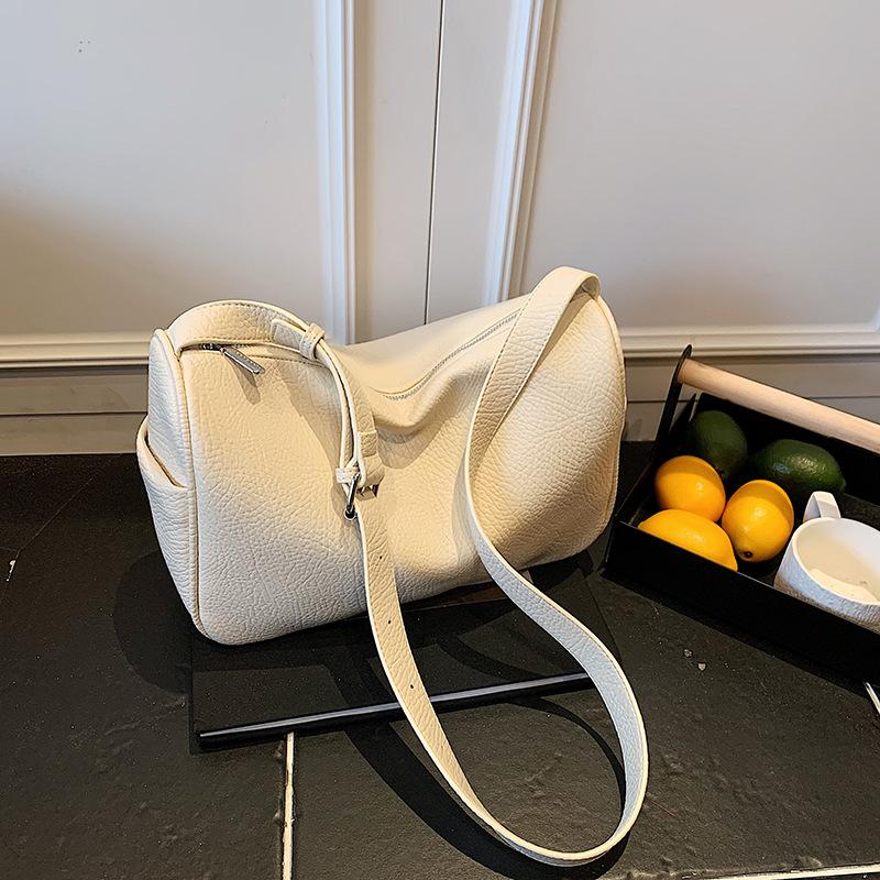 

2025 ретро сумка простая однотонная сумка подмышку женская повседневная свежая и модная сумка на плечо женская сумка в зарубежном стиле маленькая сумка 31*11*22