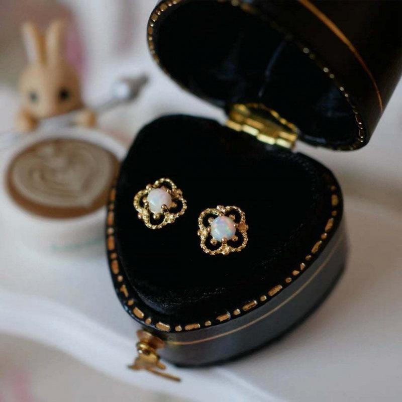 Hot sale Korean version of small fresh four-leaf clover white opal hollow flower stud earrings women s earrings retro ear jewelry золотой