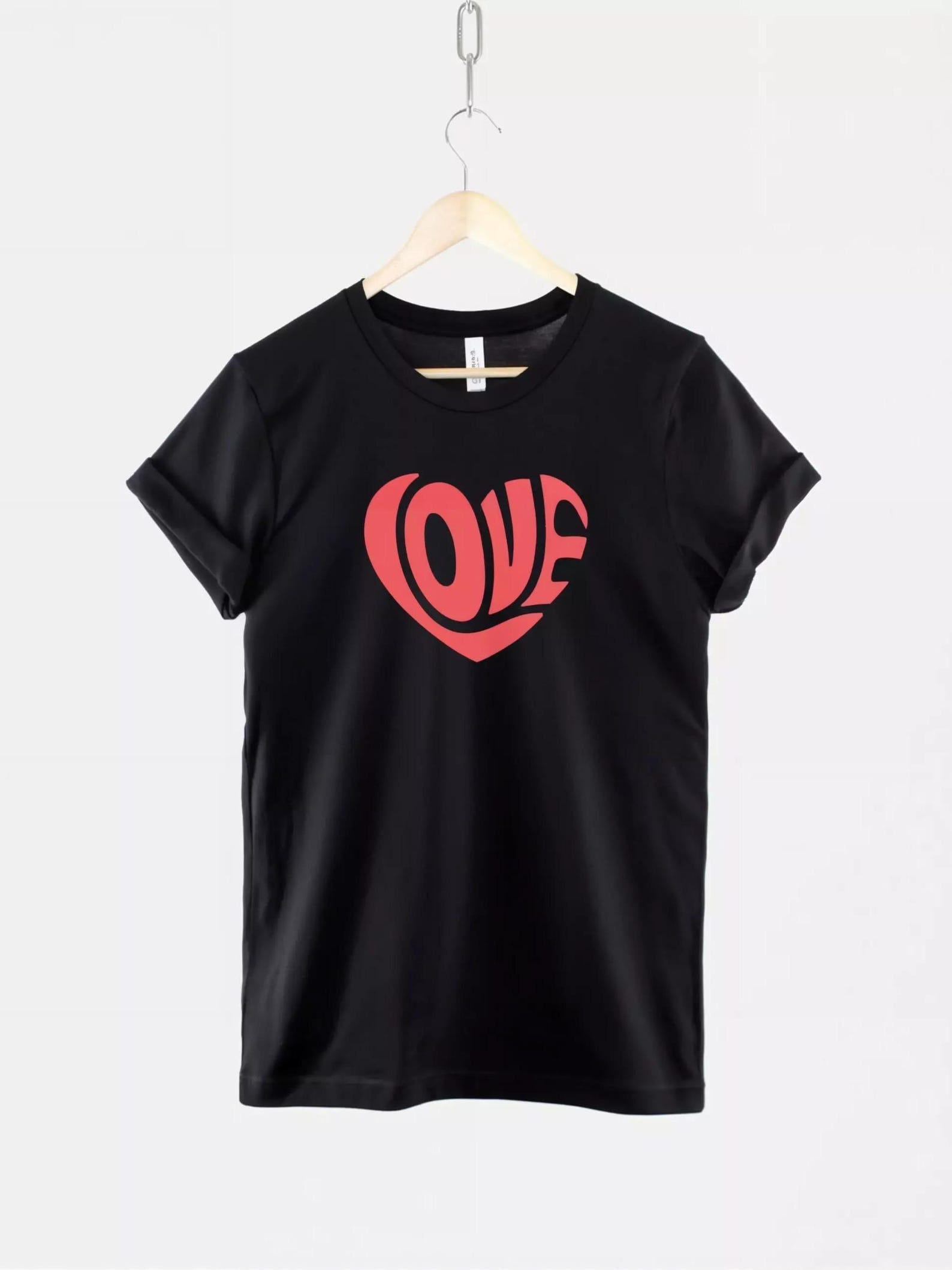Retro Love Heart Shirt, 70s Groovy Heart Graphic Tee, Vintage Valentine Heart Artwork Gift, Love Heart Slogan Shirt 4XL