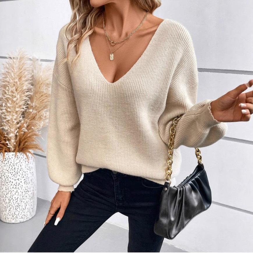 Czarny sweter z luźnym splotem, wycięciem na plecach i detalami w postaci kokardek, casualowy top z długim rękawem