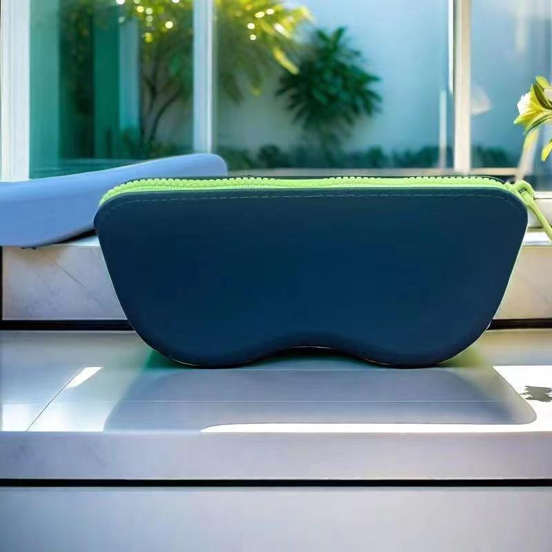 nQv Waterproof Drop-proof Silicone Sunglasses Storage Bag with Hook
