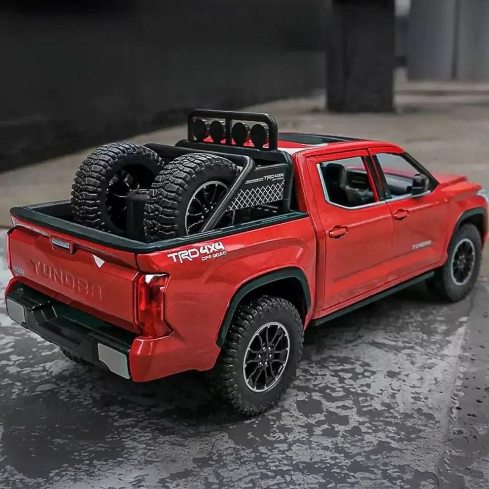 1:24 Scale Die-cast Metal Toyota Tundra Model Car - Red