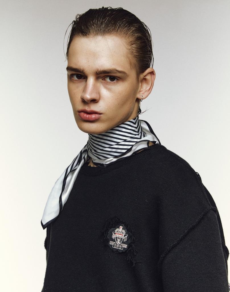 ORDINARY PEOPLE Re : Handmade Crest Distressed Round Knit [Black]