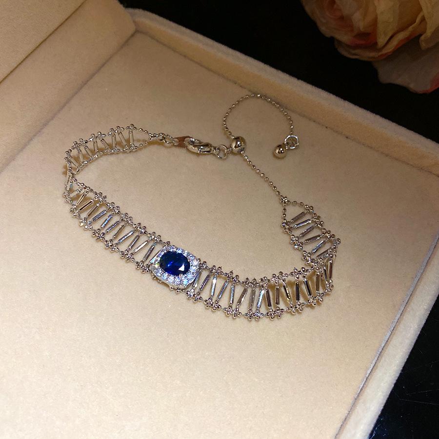 Cai Hua Ying Wan French Style Cubic Zirconia Square Hollow Bracelet – Retro Elegant Hand Jewelry