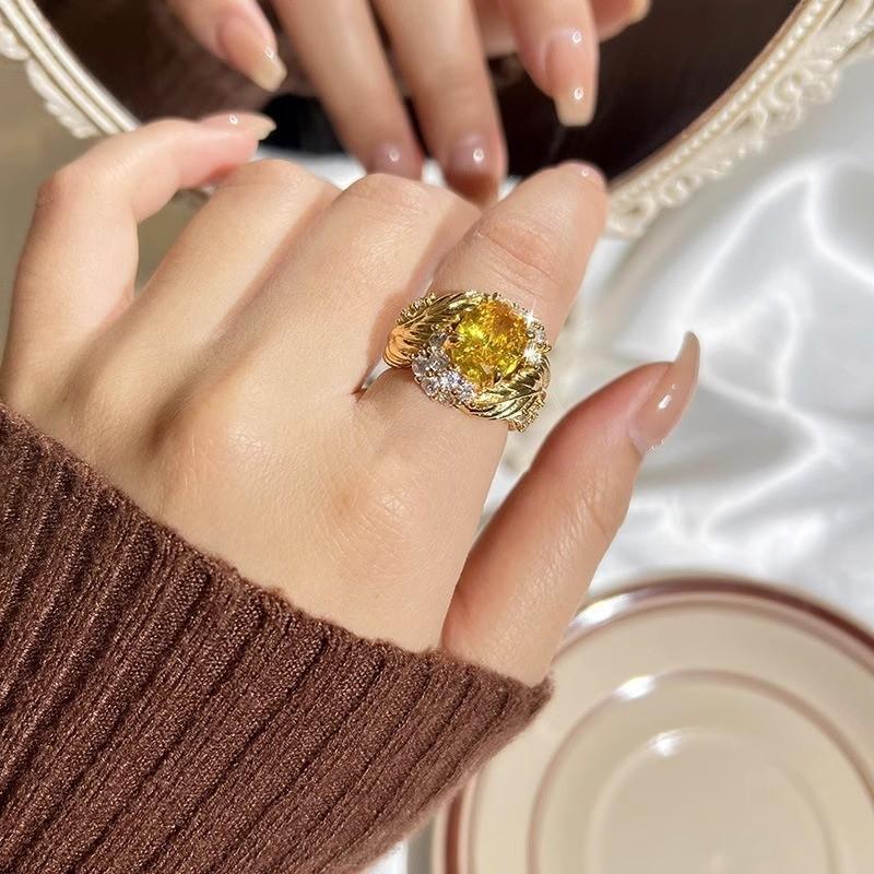Elegant Geometric Design Feather Ring With Luxurious Yellow Diamonds For Women
