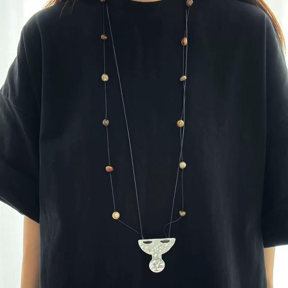 

Retro Half-Circle Handle Pendant Necklace: Unique Design for a High-End, Simple, and Stylish Look.