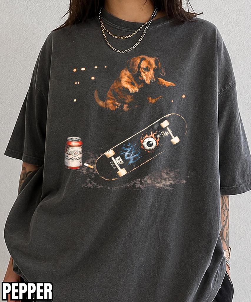 Koszulka z Grafiką Jamnika na Deskorolce, Zabawna Koszulka z Jamnikiem Skateboardzistą, Fajny T-shirt Estetyka Skateboardowa, Koszulka dla Mamy Jamnika, Prezent Streetwear Y2k