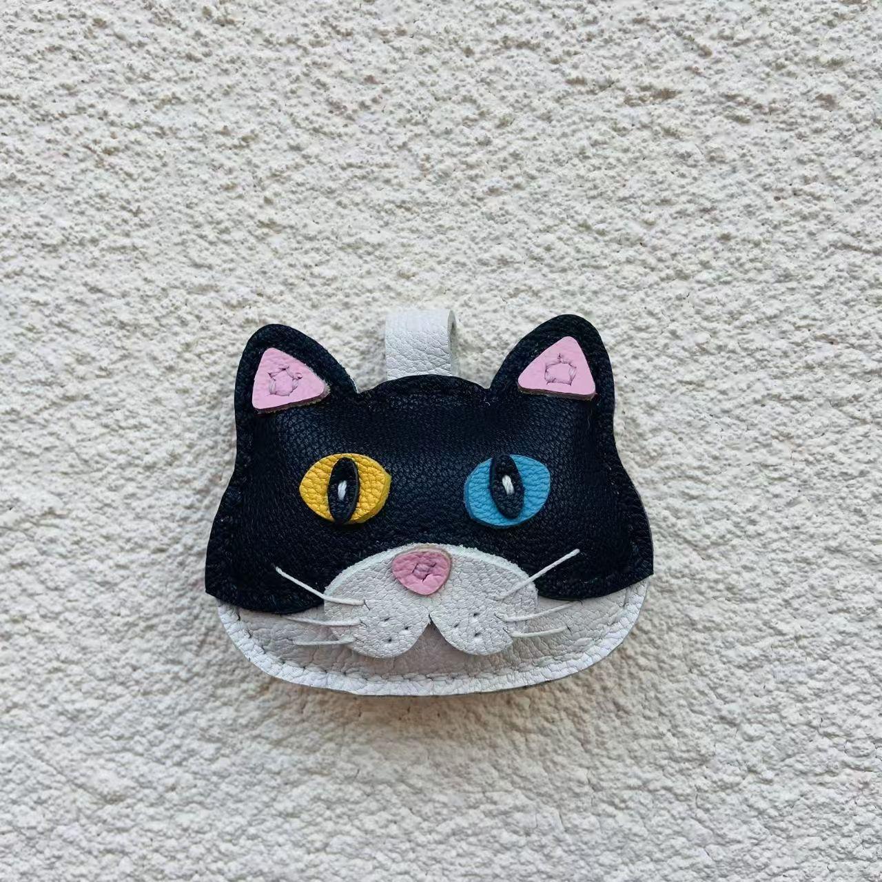 

Ручная работа Брелок из натуральной кожи Милая кошачья голова с гетерохромными глазами - Уникальный шарм с дизайном животного Подарок для любителей кошек бежевый