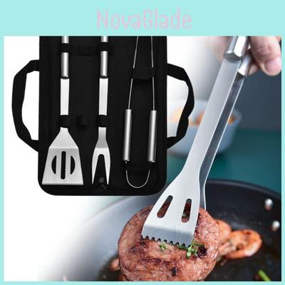 Hoogwaardige roestvrijstalen barbecueset voor buiten- en thuisgebruik, inclusief tang, vork en spatel.