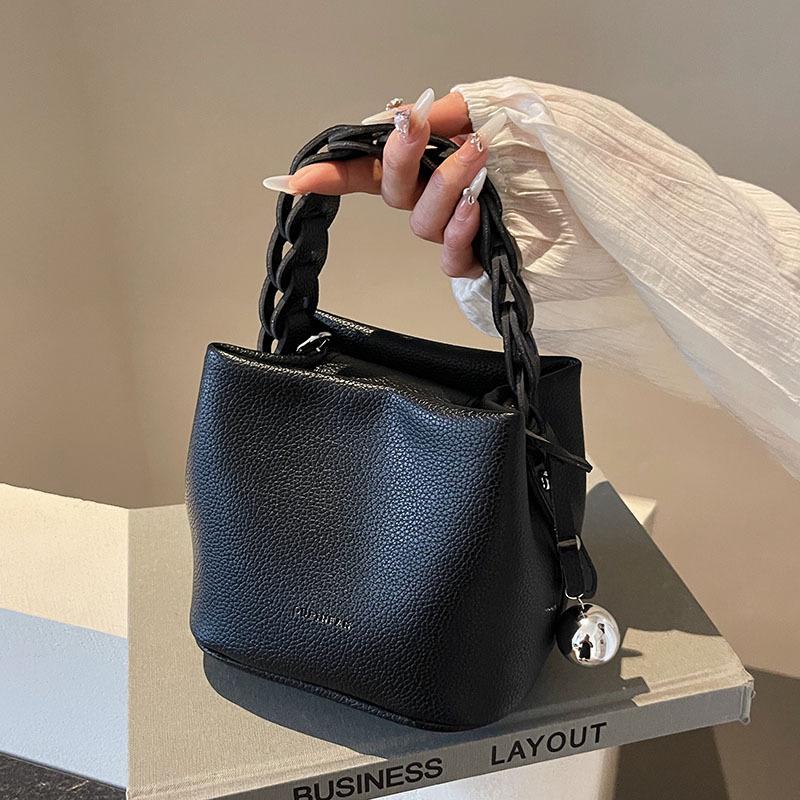 2025 New Bucket Bag Woven Handbag Women's High-end Fashion Vegetable Basket Bag Single Shoulder Messenger Bag Small Bag