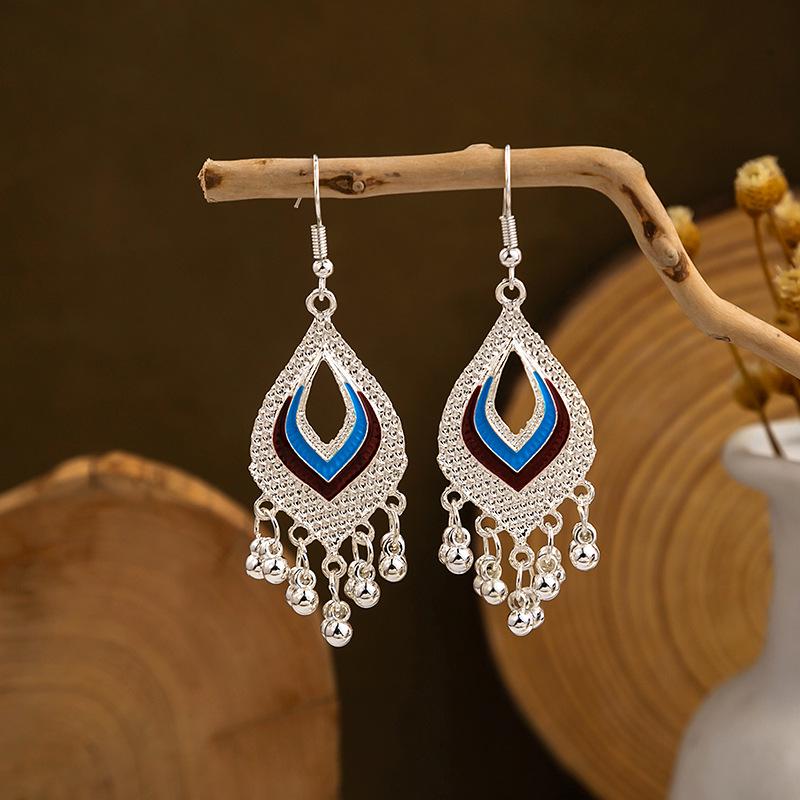 Boucles d'oreilles pendantes à pompons de plumes ethniques - Style argent Miao imitation, article touristique populaire, design mignon de haricot.