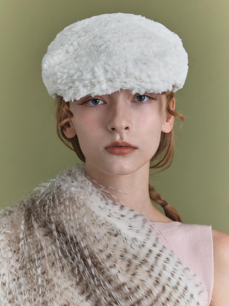 Poejidam Flat Cap In Cream Fur Pastry
