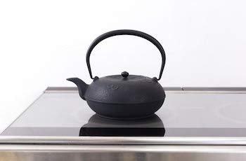 Nanbu Ironware Oigen Iron Kettle Shinonome Kogiku 1.0L H-310 Direct Flame/IH Compatible Made in Japan Kogiku Nanbu Iron Kettle Oigen Casting