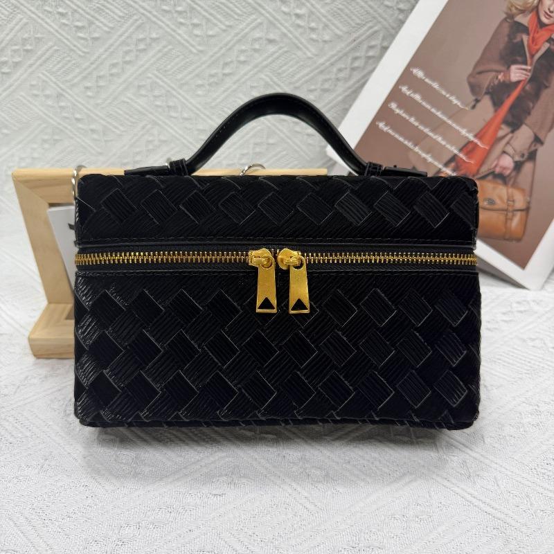 The new lunch box bag features a niche design, purely handmade woven design, high-end crossbody lightweight makeup bag чёрный