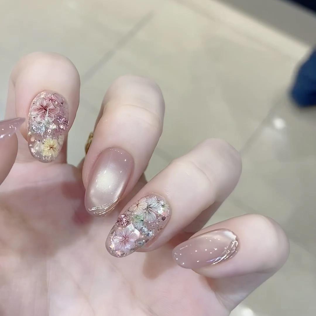 

Gentle Spring/Summer Style Press-On Nails with Gold Foil, Cat Eye, and Dried Flower Art