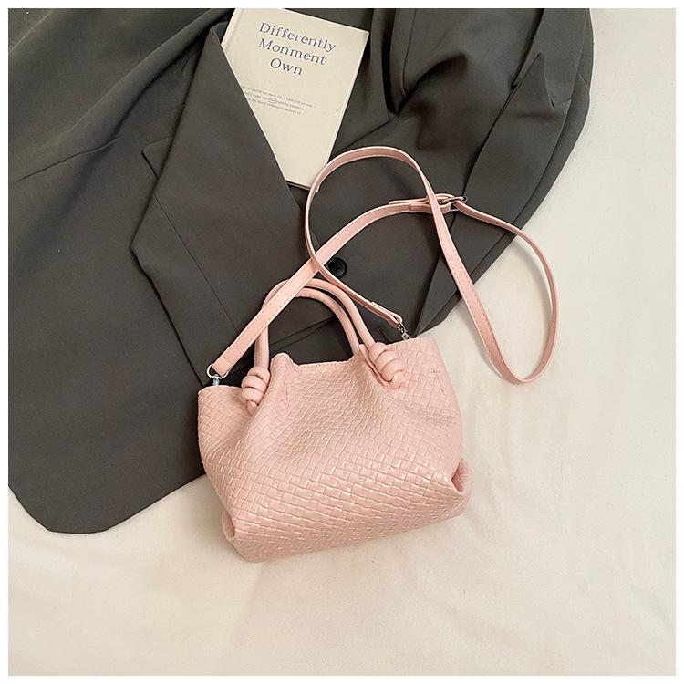 

Korean portable bucket bag women s 2025 new fashion versatile niche vegetable basket bag high-end single shoulder messenger bag рожевий