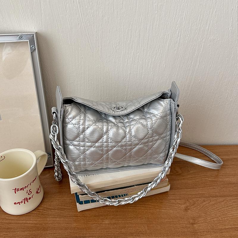 Diamond-shaped Chain Shoulder Bag, Fashionable Cross-body Bag, Lightweight Luxury Small-sized Handbag