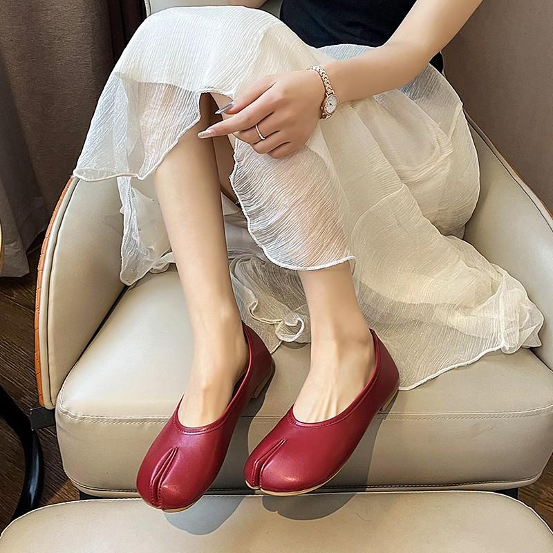 Fashion Split Toe Flat Shoes Woman Casual Tabi Ninja Flats Soft Leather Slip On Woman Trotters Moccasins Slippers Soft Bottom Loafers