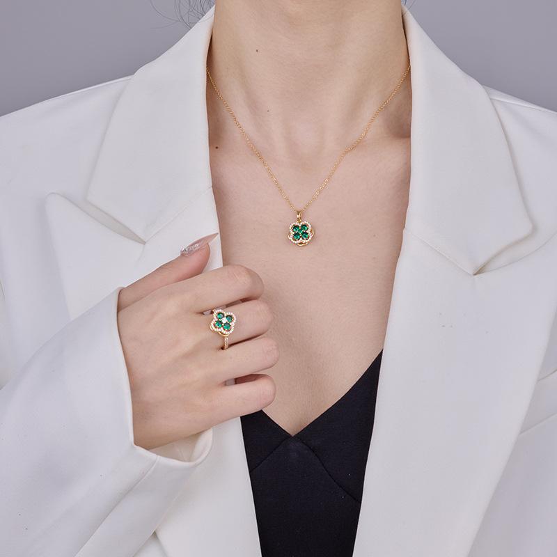 Rotating Four-Leaf Clover Emerald Necklace For Women Minimalist Luxury Delicate Pendant Collarbone Chain