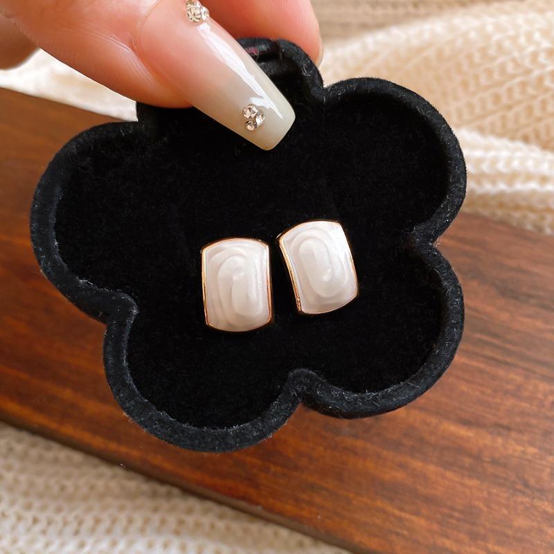 New opal round stud earrings French elegant light luxury premium earrings temperament celebrity style earrings wholesale