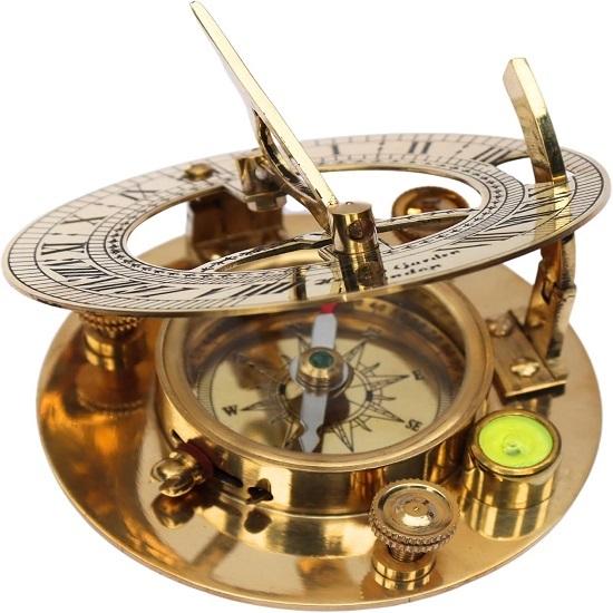 Instrument de navigație retro, cadou auriu nautic, vine într-o carcasă rafinată din piele cu granulație superioară, cu detalii complicate, cadran solar lustruit Steampunk