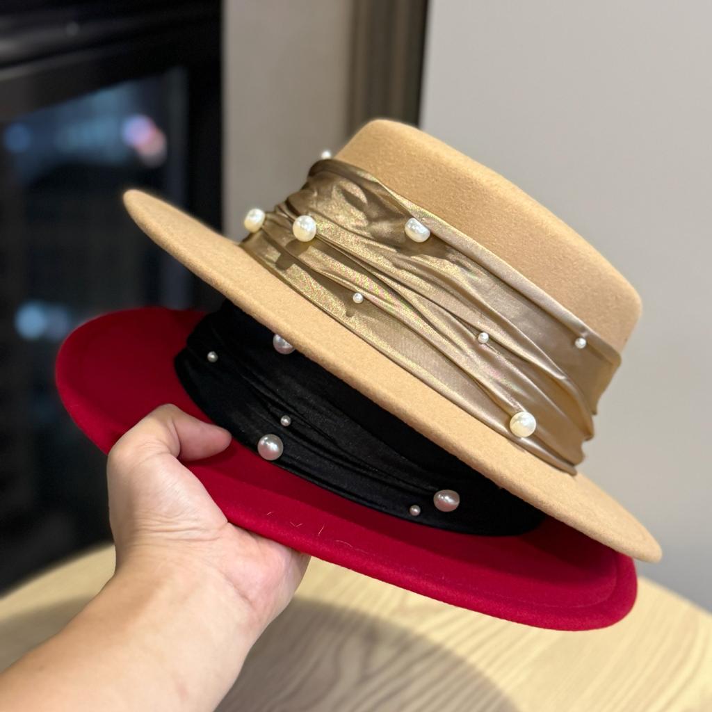 Ultra-rich Gold Pleated Ribbon Pearl White Flat Top Autumn and Winter Woolen Hat for Women High End Fashion Holiday Trend