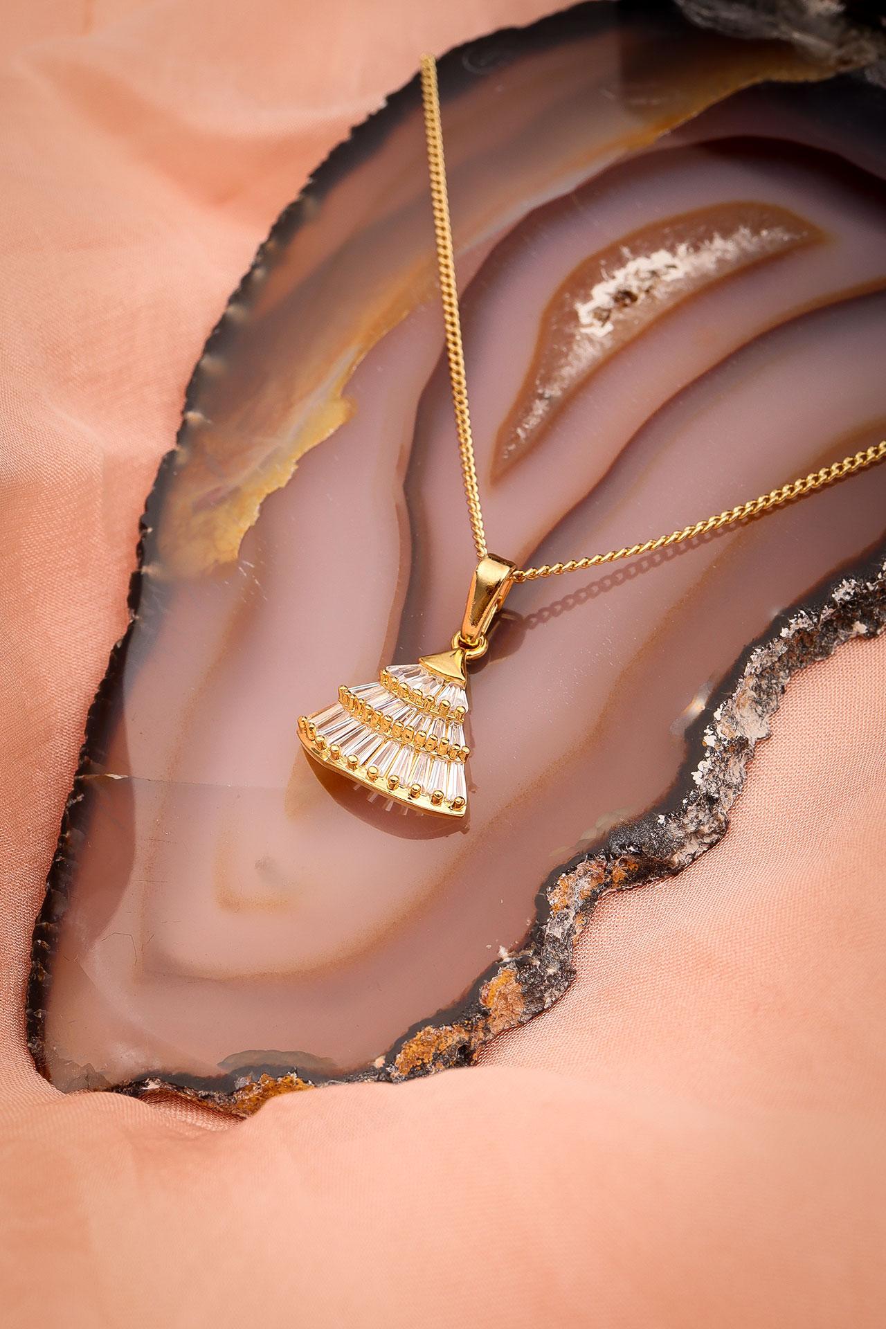 

Ожерелье золотого цвета с камнями-багетом