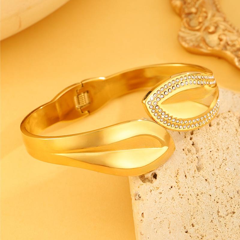 Open Vintage Leaf Wide Electric Bracelet