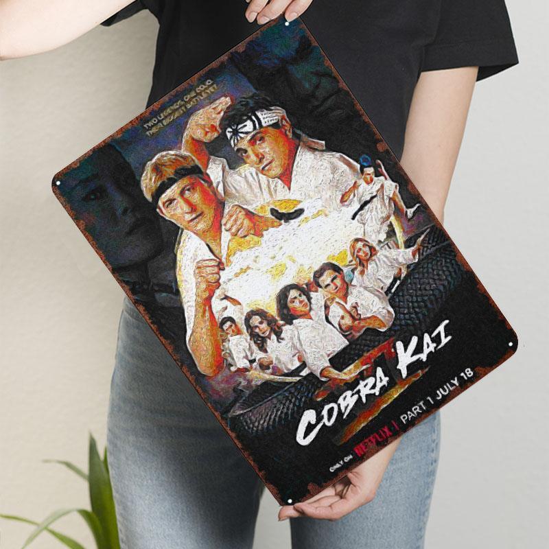 Cobra Kai Poster Kunst Schild TV-Show Poster Dekor für Raumdekoration Benutzerdefinierte Metall Blechschilder für Wandkunst Dekoration Retro Zuhause Männer