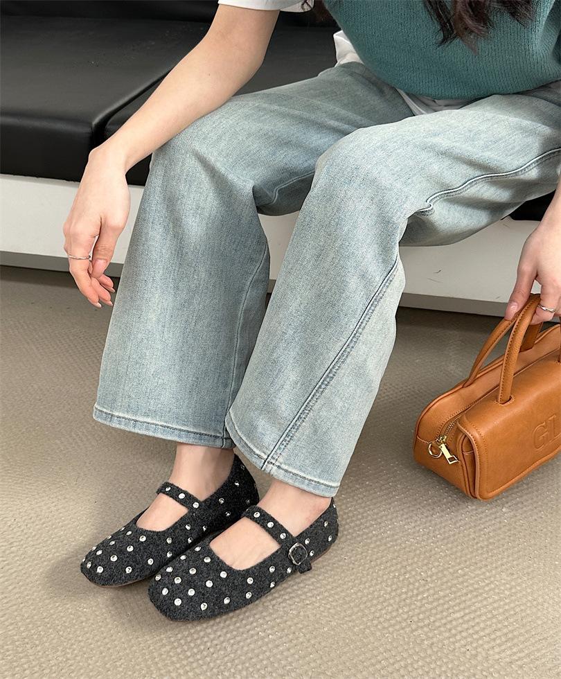 

French niche pointed head shallow mouth low heel rivet single shoes 2025 autumn new one-word with flat bottom small leather shoes look thin 39 темно-серого