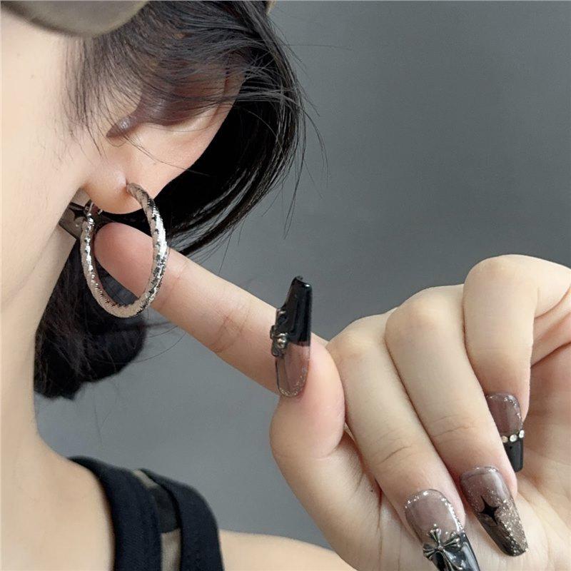 2025 Fashionable Silver Hoop Earrings: High-End, Versatile, Light Luxury Design for Women