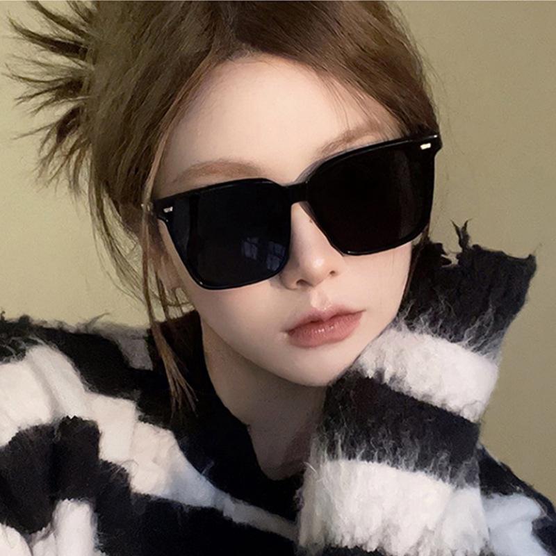 Trendy Brown Rivet Sunglasses - Large Frame, Small Face Effect for Beach Vacations