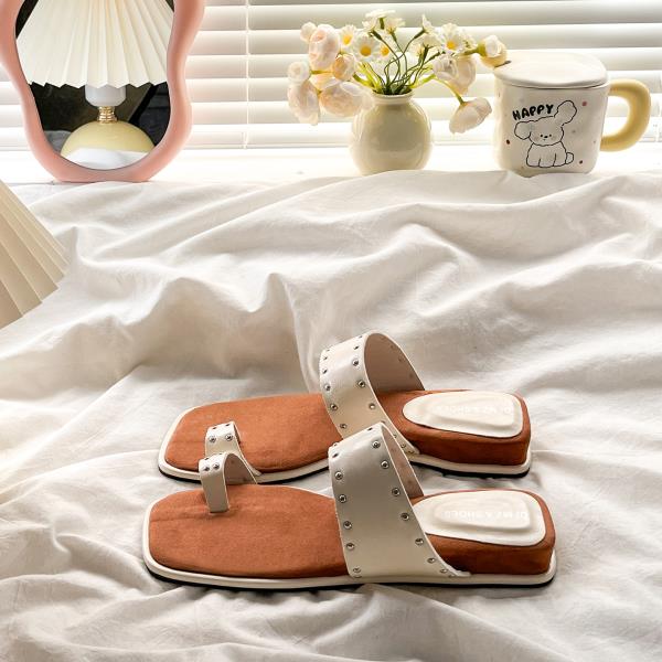 

Модная обувь Женские шлепанцы Плоские резиновые шлепанцы Сланцы Женские Пляжные слайды Пантофли Заклепки Низкие Мягкие Гавайские Сабо 2025 Обувь Женская 35